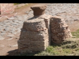 00537 ostia - regio v - wahrscheinl (v,13,1) - zwischen porta romana und terme di nettuno (ii,iv,2) - detail - ri norden - 2016.jpg